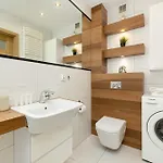 Klimatyzowany Z Balkonem I Przestrzenia Do Pracy Lokalizacja Blisko Wisly By Renters Lägenhet Kraków