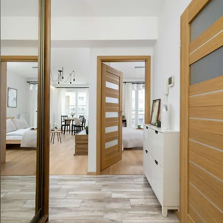 Klimatyzowany Z Balkonem I Przestrzenia Do Pracy Lokalizacja Blisko Wisly By Renters Kraków