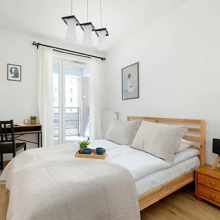 Klimatyzowany Z Balkonem I Przestrzenia Do Pracy Lokalizacja Blisko Wisly By Renters Апартаменты