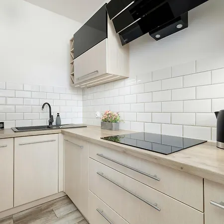 Klimatyzowany Z Balkonem I Przestrzenia Do Pracy Lokalizacja Blisko Wisly By Renters