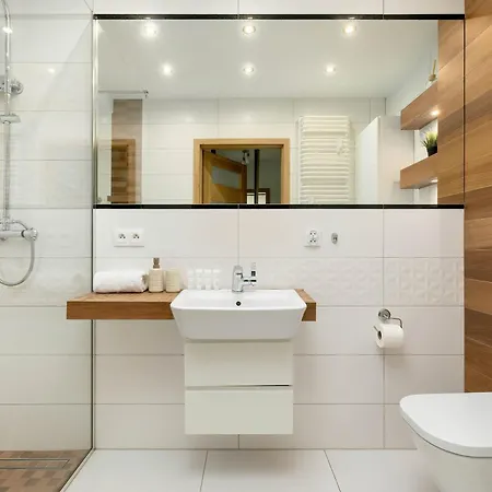 Klimatyzowany Z Balkonem I Przestrzenia Do Pracy Lokalizacja Blisko Wisly By Renters Cracovia