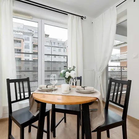 Klimatyzowany Z Balkonem I Przestrzenia Do Pracy Lokalizacja Blisko Wisly By Renters *
