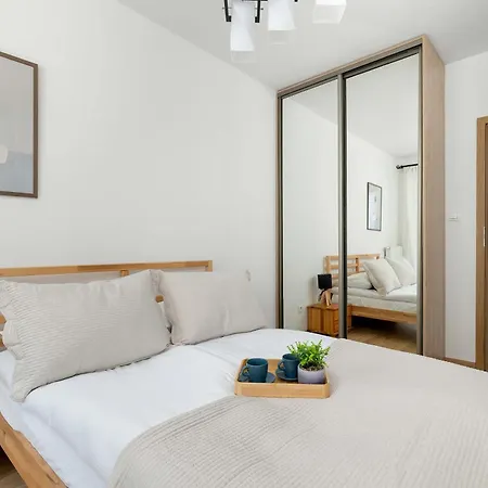Апартаменты Klimatyzowany Z Balkonem I Przestrzenia Do Pracy Lokalizacja Blisko Wisly By Renters Краков