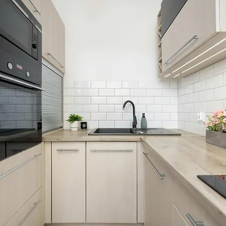 Klimatyzowany Z Balkonem I Przestrzenia Do Pracy Lokalizacja Blisko Wisly By Renters