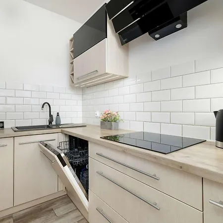 Klimatyzowany Z Balkonem I Przestrzenia Do Pracy Lokalizacja Blisko Wisly By Renters