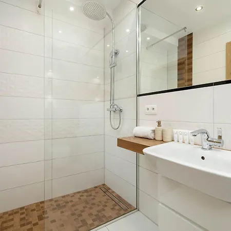 Klimatyzowany Z Balkonem I Przestrzenia Do Pracy Lokalizacja Blisko Wisly By Renters * Krakau
