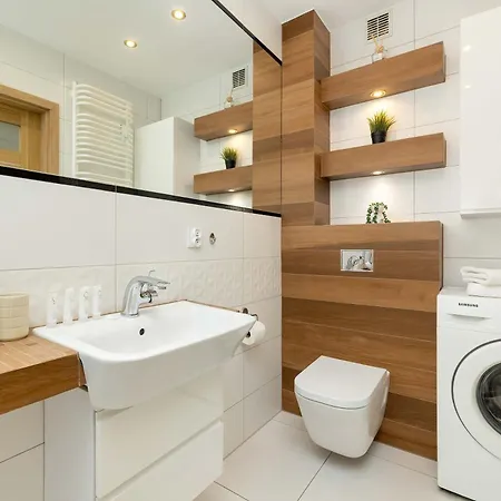 Klimatyzowany Z Balkonem I Przestrzenia Do Pracy Lokalizacja Blisko Wisly By Renters Apartment Krakau