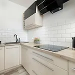 Klimatyzowany Z Balkonem I Przestrzenia Do Pracy Lokalizacja Blisko Wisly By Renters