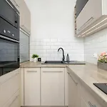 Klimatyzowany Z Balkonem I Przestrzenia Do Pracy Lokalizacja Blisko Wisly By Renters